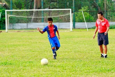 HLV Nguyễn Mạnh Cường đang thị phạm các thi sinh sút bóng.