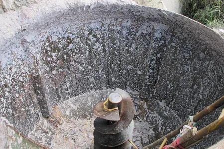 Một người bị nghiền nát trong lò xay bột giấy