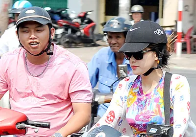 Nón bảo hiểm thật giả khó lường. Ảnh: Phạm Kim Ngân