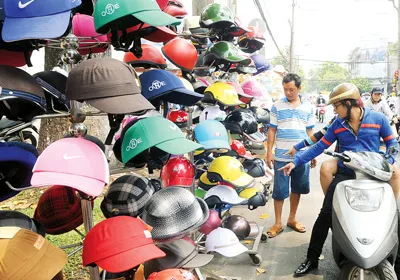 Có nên xử phạt người đội nón bảo hiểm giả?
