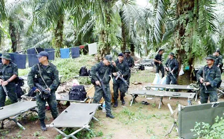 Malaysia triển khai xe tăng, máy bay và tàu chiến tới Sabah