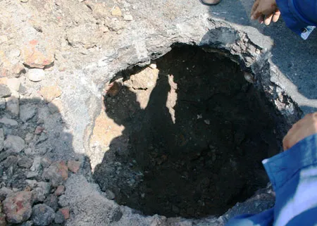 Xuất hiện hố “tử thần” ở trước công viên 23 – 9