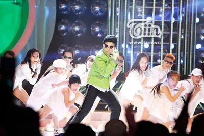 Thúy Uyên hóa thân thành nam ca sĩ Hàn Quốc PSY