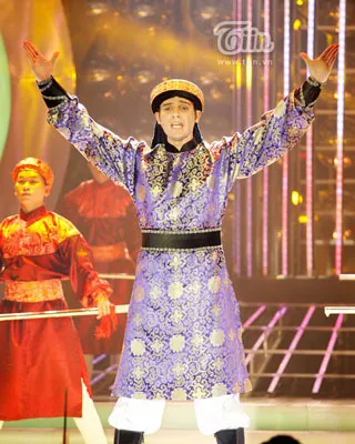 Kyo York hóa thân thành nam ca sĩ Đức Tuấn trong một sáng tác của nhạc sĩ Lê Thương “Hòn Vọng Phu”