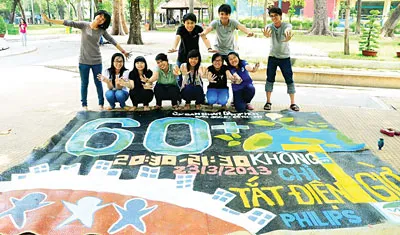 Tấm backdrop được thực hiện từ vật liệu cỏ lác và các tình nguyện viên dự án đã phải lao động cật lực trong 2 ngày để vẽ những hình ảnh mang thông điệp Giờ Trái đất 2013.