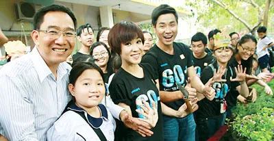 Tình nguyện viên vận động người dân tham gia dự án khu phố xanh.