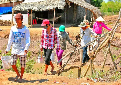 Các em thiếu niên trong độ tuổi đến trường ở Bạc Liêu đã bỏ học, phụ giúp gia đình mưu sinh. Ảnh: X.Hạ