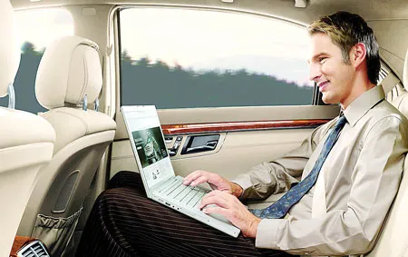 Nội thất của Mercedes-Benz như một văn phòng di động, với tiện nghi sang trọng, ấm cúng theo tiêu chuẩn 5 sao