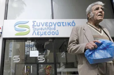 CH Síp: Người dân ồ ạt rút tiền từ ngân hàng