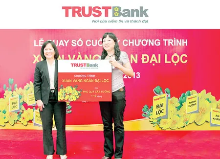 Đại diện Ban TGĐ TRUSTBank trao tượng trưng giải Phú Quý Cát Tường 1 tỷ đồng đến đại diện khách hàng