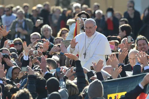 Giáo hoàng Francis chào đón các tín đồ và quan khách