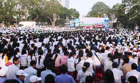 Đông đảo người dân tham dự lễ mit tinh sáng ngày 21-3