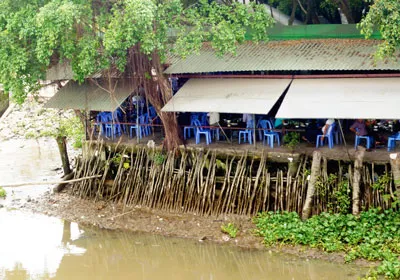 Lấn chiếm sông, rạch mở quán nhậu