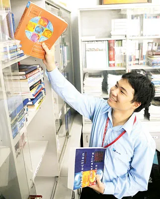 Sinh viên Hoàng Minh Thông tìm kiếm tài liệu nước ngoài để mở rộng kiến thức, tìm mô hình hoạt động xã hội thu hút thanh niên. Ảnh: CAO THĂNG