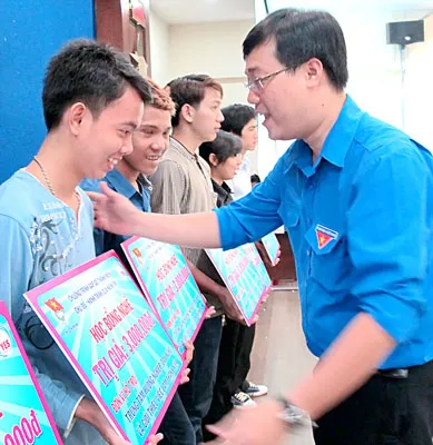 Bí thư Thành đoàn TPHCM Lê Quốc Phong tặng học bổng nghề hỗ trợ thanh niên chậm tiến.
