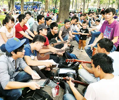 Thanh niên TPHCM sinh hoạt tập thể cuối tuần tại công viên 30-4.