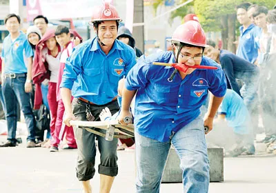 Thanh niên TPHCM thi phòng cháy chữa cháy, cấp cứu trong ngày Hội thanh niên.