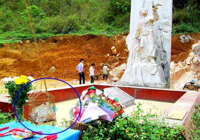 Quyên tiền bên mộ anh hùng (!)