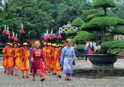 Đoàn rước sau lễ đổi gác trở về hậu viện.