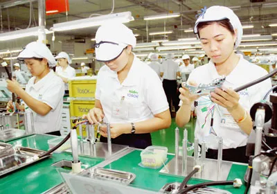 Sản xuất linh kiện điện tử xuất khẩu tại Công ty Nidec Tosok (Nhật Bản) trong KCX Tân Thuận. Ảnh: Phạm Kim Ngân