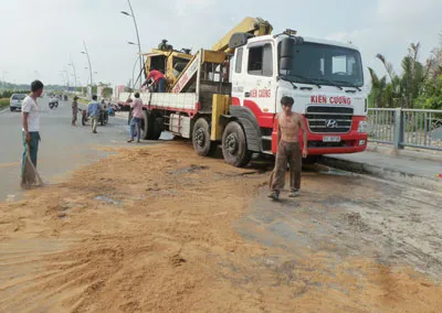 Xe tải kéo máy bơm bị đứt xích, nhớt tràn đầy đường