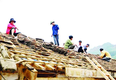 Người dân lợp lại mái ngói bị vỡ sau trận mưa đá