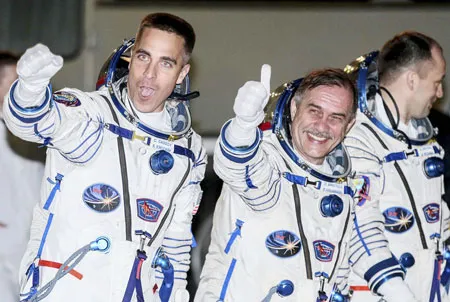 Các phi hành gia vẫy chào trước khi lên tàu vũ trụ