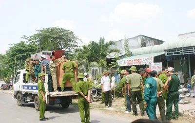 Cần Thơ: Di dời khẩn cấp 12 hộ dân khỏi vùng sạt lở nguy hiểm
