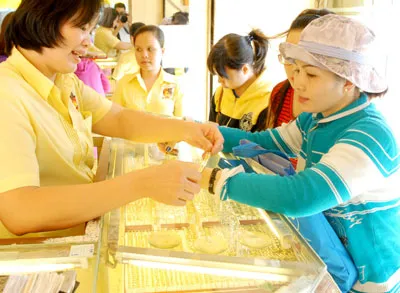 Ngân hàng Nhà nước lên tiếng về phiên đấu giá “ế” 24.000 lượng vàng: Bình ổn thị trường chứ không bình ổn giá