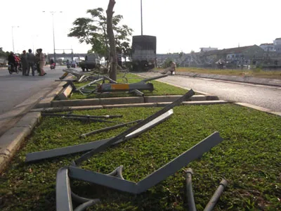 Hơn 20m dải phân cách bị hư hỏng