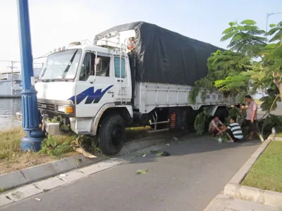 Xe tải nổ lốp suýt rơi xuống kênh Tàu Hũ
