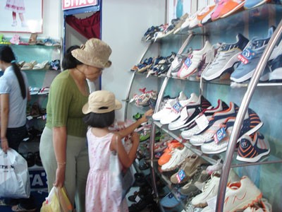 The filed photo shows customers choosing Vietnamese made shoes (Photo: U. Phuong)