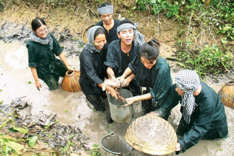 Tourists enjoy catchign fish in a river in Mekong delta (Photo: SGGP)