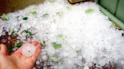 Mưa đá, lốc xoáy gây thiệt hại nhiều nơi