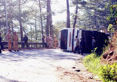 Lật xe trên đèo Prenn, hơn 30 người thoát chết