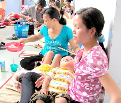 Nhiều trẻ em phải nằm tạm ngoài hành lang chờ điều trị tại Bệnh viện Nhi đồng 1.