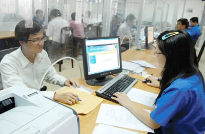 Người dân tra cứu thông tin hành chính trên cổng thông tin điện tử tại UBND quận Tân Bình Ảnh: Thanh Tâm