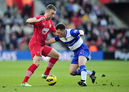 Rickie Lambert (trái, Southampton) tranh bóng với Nicky Shorey (Reading) ở lượt đi