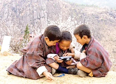 Khám phá công nghệ luôn là niềm đam mê của trẻ em Bhutan. Ảnh: Phạm An Dương