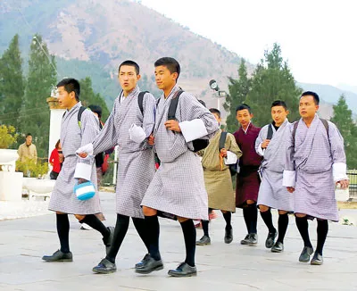 Ở Bhutan, người dân phải mặc quốc phục khi đi làm hoặc đến những nơi tôn nghiêm.