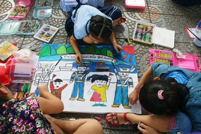 Chủ đề biển đảo quê hương được các thí sinh yêu thích, vẽ với nhiều cảm xúc.