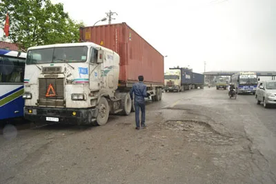 Ngày đầu kiểm tra xe quá tải trên Quốc lộ 5, nhiều xe né chốt kiểm tra