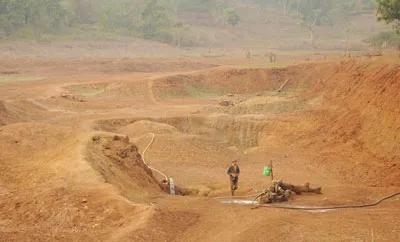 Người dân xã Ea Tul (huyện Cư M’gar, Đắk Lắk) phải đào giếng giữa hồ thủy lợi Ea H’ra để lấy nước tưới cà phê. Ảnh: CÔNG HOAN