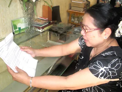 Bà Phạm Thị Vui bất ngờ khi đọc lá thư xin lỗi của UBND quận 4 do phóng viên đưa ra. Thư xin lỗi ký ngày 17-10-2012 nhưng tới nay bà Vui vẫn chưa nhận được. Ảnh: HOÀI NAM