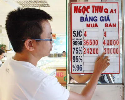 Điều chỉnh giá vàng tại một cửa hàng ở TPHCM. Ảnh: Trần Thanh