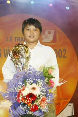 Thủ môn Kim Hồng (TPHCM) lần đầu tiên nhận Quả bóng vàng năm 2002.