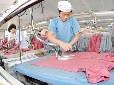 Dây chuyền sản xuất áo sơ mi xuất khẩu. Ảnh: CAO THĂNG