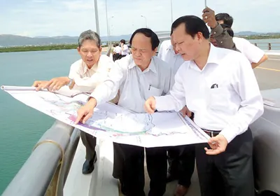 Các đồng chí lãnh đạo Trung ương và tỉnh Bình Định khảo sát KKT Nhơn Hội.