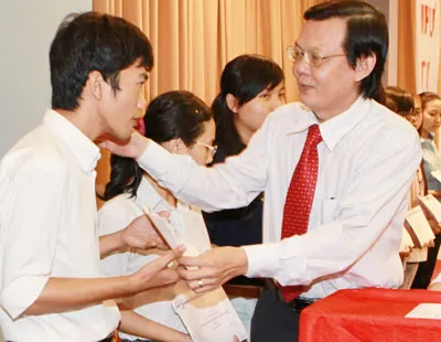 Trao 90 suất học bổng Nguyễn Văn Hưởng cho sinh viên ngành y