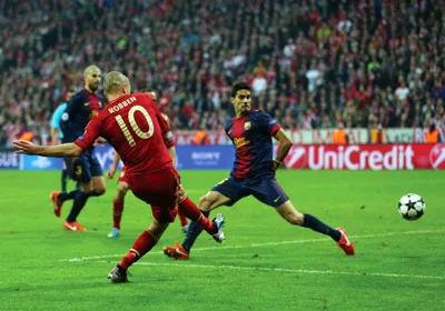 Tiền vệ Arjen Robben tung cú sút ghi bàn vào lưới thủ thành Valdes, nâng tỷ số lên 3 - 0 cho Bayern Munich.
